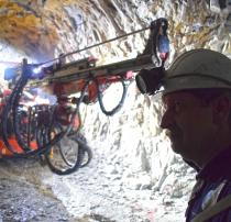 Горные выработки на руднике «Николаевском» проходятся с помощью буровых самоходных станков